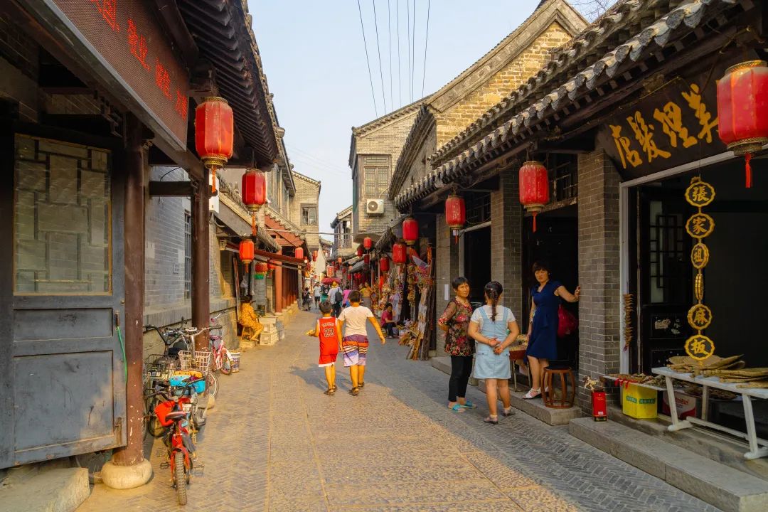 走進(jìn)南陽(yáng)古鎮(zhèn)，靜看搖櫓船，輕輕卷漣漪